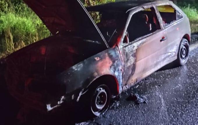 Veículo é destruído por incêndio na SC-386, em Iporã do Oeste