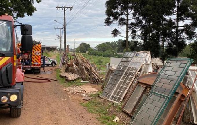 Incêndio em depósito de pneus mobiliza Bombeiros em SMOeste