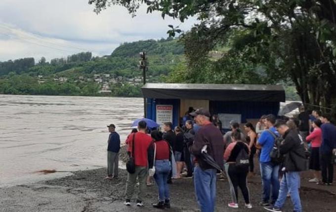 Travessia de balsa é interrompida em Itapiranga; nível do Rio Uruguai já chega próximo dos 9 metros