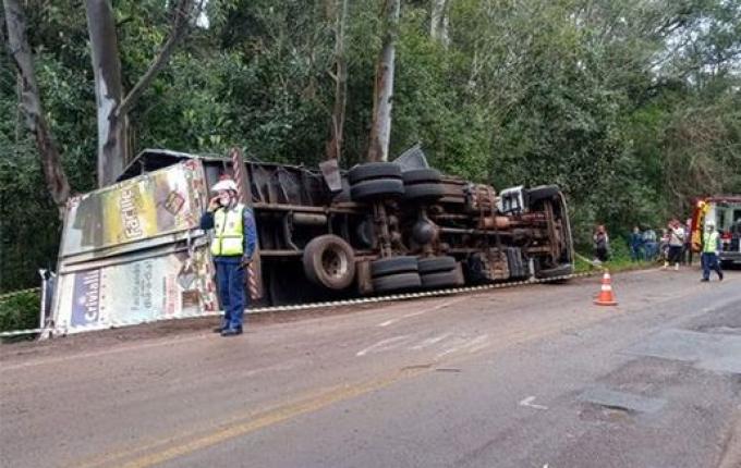 Caminhão carregado com produtos de limpeza capota na SC-305