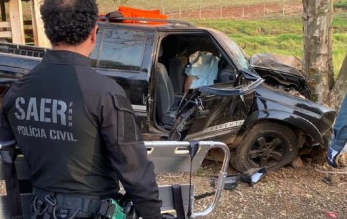 Colisão de carro contra árvore deixa um morto e três feridos no Oeste