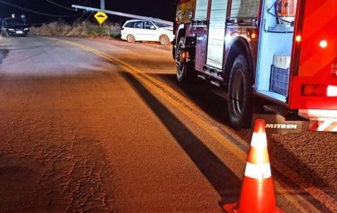 Carro bate em poste após para-brisa congelar em São José do Cedro