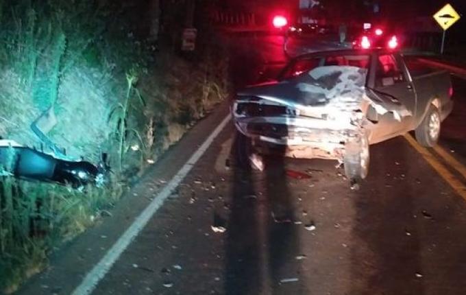 Mulher sofre ferimentos graves em colisão frontal na SC 283