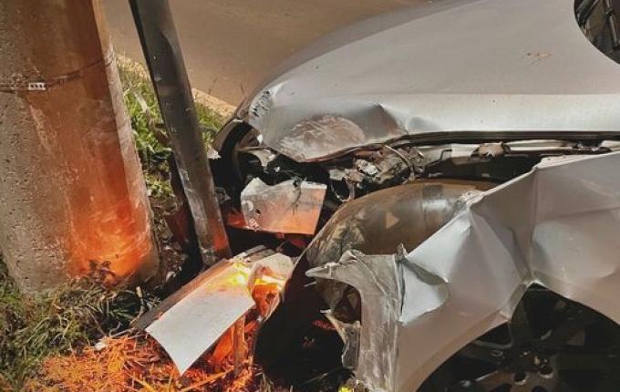 Condutora perde o controle da direção e veículo se choca contra poste na Willy Barth