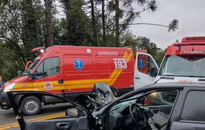 Mulher é jogada para fora do carro em saída de pista no Oeste de SC