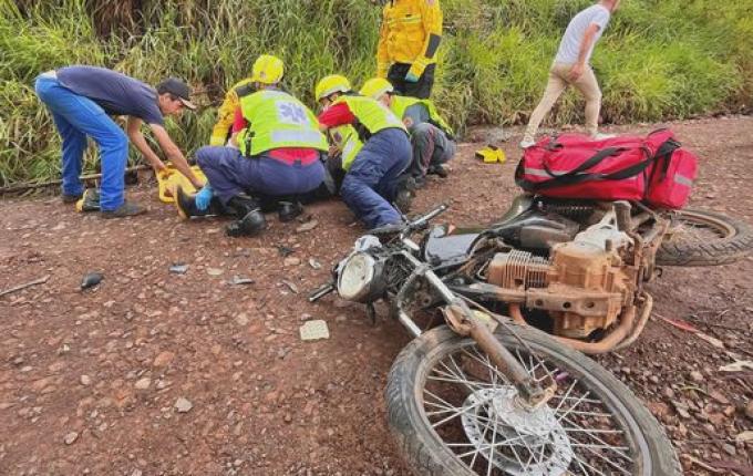 Motociclista fica ferido em colisão com caminhão no interior de SMOeste