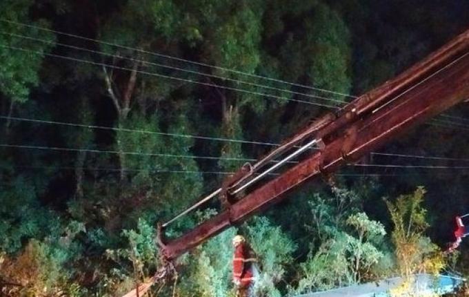 Acidente envolvendo ônibus deixa duas pessoas mortas e 20 feridas em Xanxerê