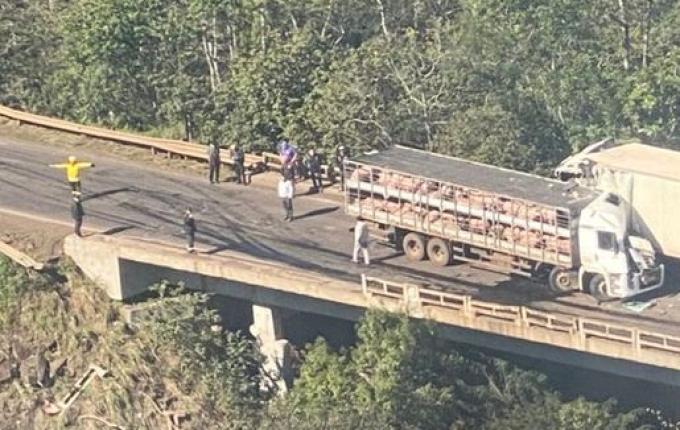 Bombeiros detalham colisão entre caminhão e carreta na BR-282