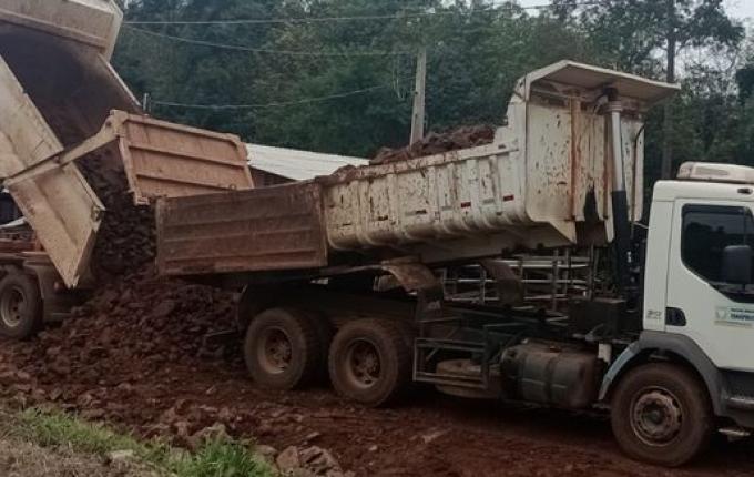 Setor de obras de Tunápolis intensifica trabalhos de melhorias em estradas no interior