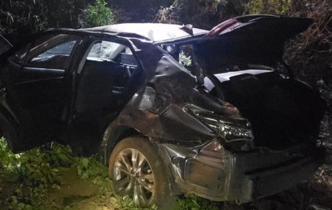 Colisão frontal seguida de capotamento deixa três feridos na BR-163