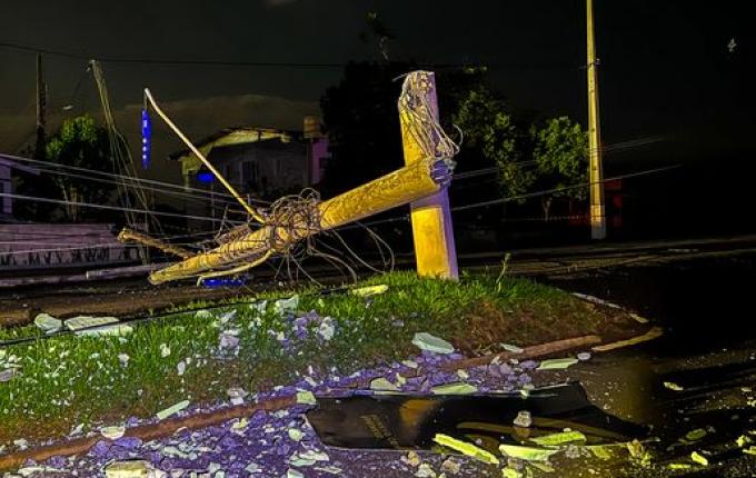 Condutor colide com caminhão em poste na Willy Barth em SMO