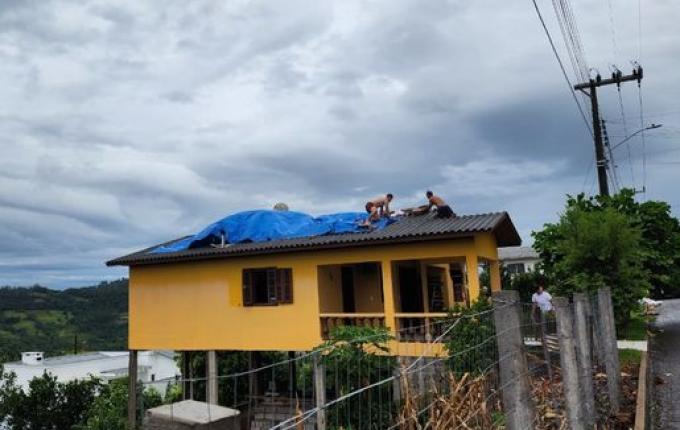 Temporal causa destelhamentos de casas em Itapiranga