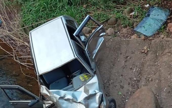 Veículo cai de ponte e deixa três feridos em Nova Itaberaba
