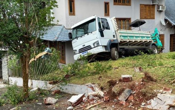 Caminhão da Casan perde freio, atinge carro e derruba muro em São Miguel do Oeste