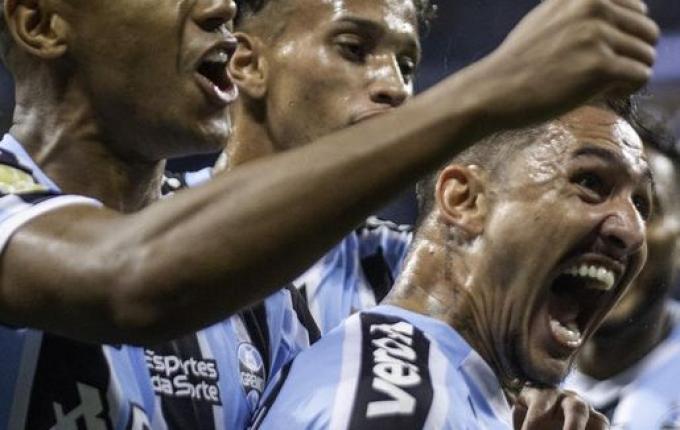 Com gol nos acréscimos, Grêmio vence o Inter na Arena em 1º Gre-Nal de Suárez