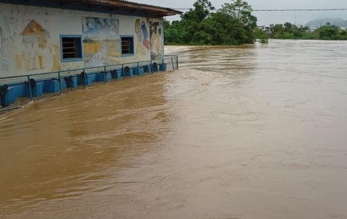 Chuva provoca alagamentos e deslizamentos em municípios do Norte de SC