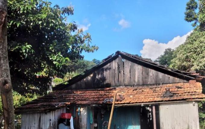Incêndio destrói casa de madeira no centro de Guaraciaba