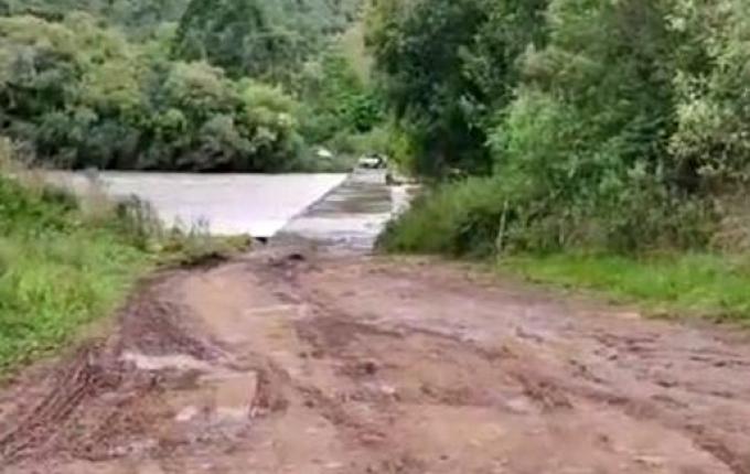 Homem desaparece ao cair com veículo em rio na divisa entre RS e SC