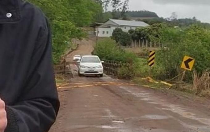 Fitas de isolamento são arrancadas de ponte na SC-283 em Itapiranga