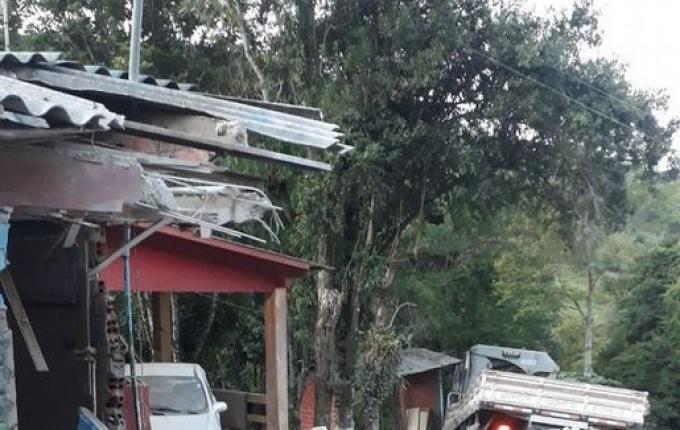 Caminhão perde o freio e motorista salta do veículo em movimento na SC-283