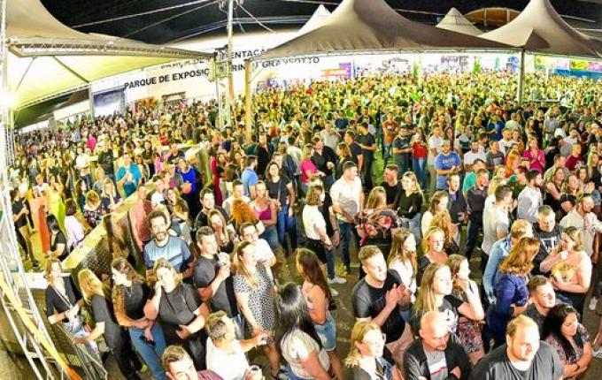 Mais de 8 mil pessoas passaram pela Faismo no 1º dia de Feira