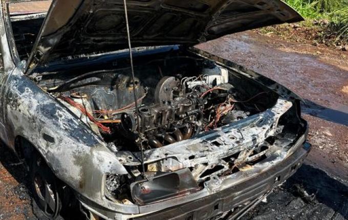 Veiculo é destruído por incêndio no interior de Bandeirante