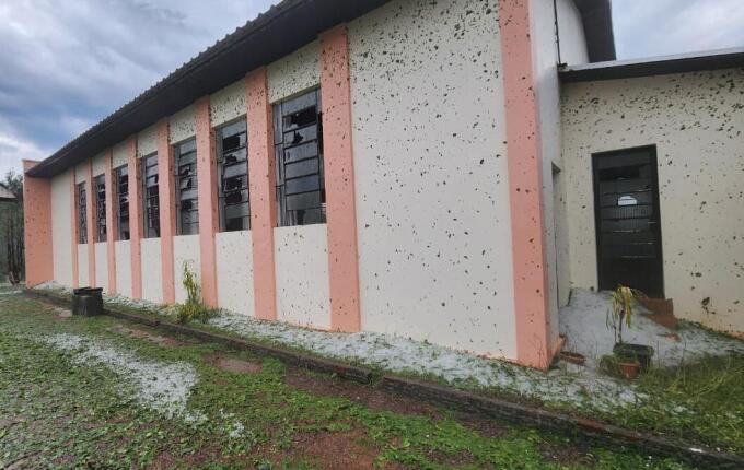 Granizo causa danos no interior de Itapiranga e destrói vidros de igreja