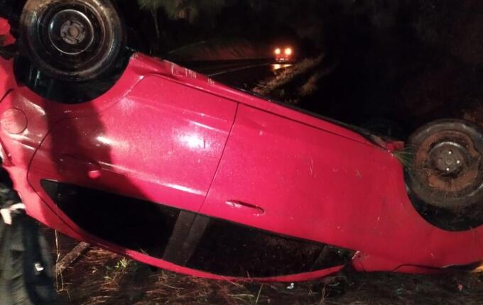 VW Gol capota após saída de pista na BR-282 em Ponte Serrada