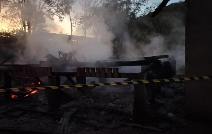 Casa de madeira é destruída por incêndio no interior de Riqueza