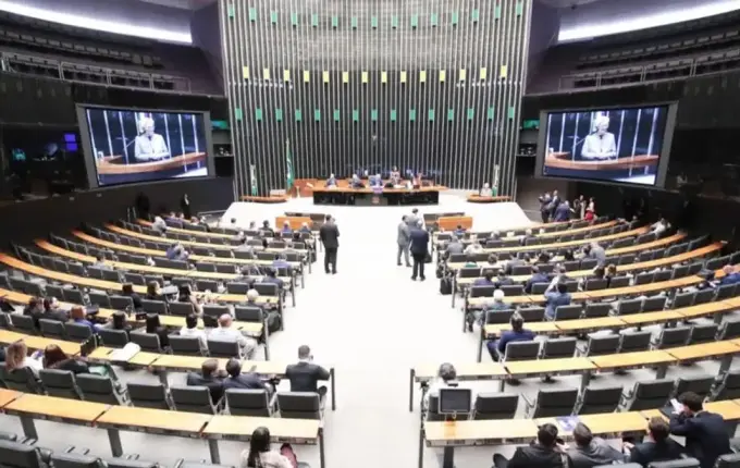 CCJ da Câmara dos Deputados avança com propostas de pisos salariais e aposentadorias