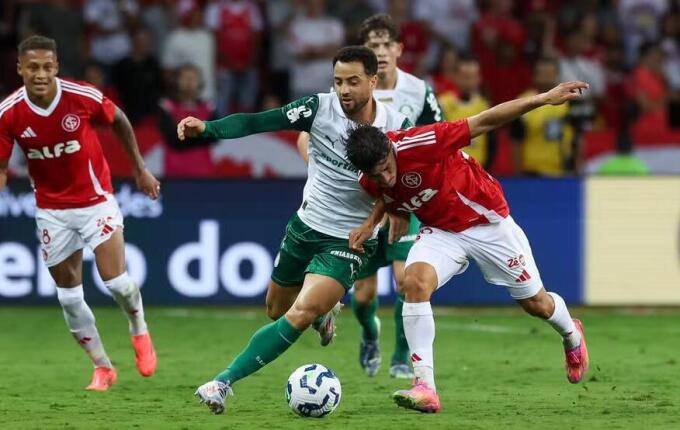 Internacional segura Palmeiras e conquista empate fora de casa