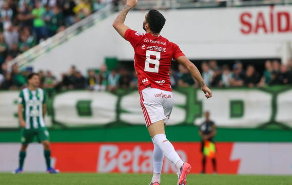 Internacional vence a Chapecoense na Arena Condá e quebra jejum de 10 partidas no Brasileirão