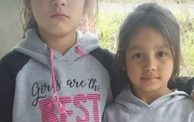 Irmãs que foram mortas pelo padrasto são sepultadas quase um mês depois