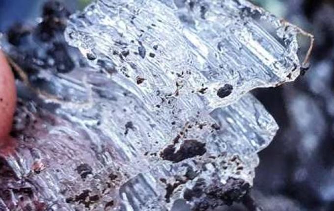 VÍDEO: Frio provoca congelamento da superfície d’água na Serra