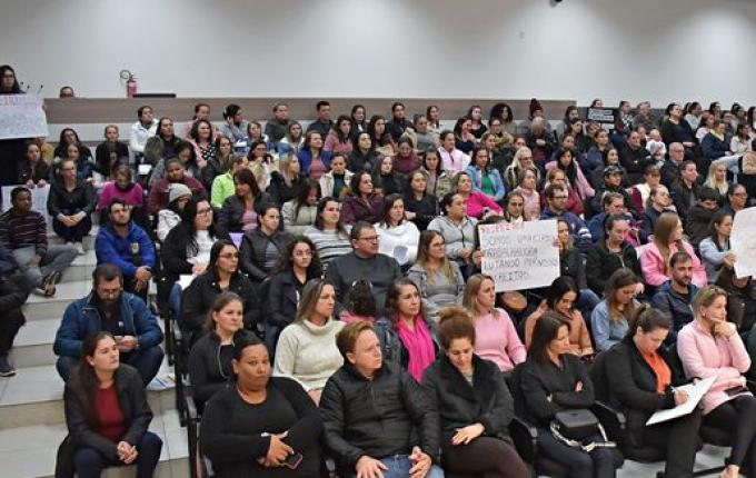 Servidores públicos municipais lotam plenário da Câmara; saiba mais