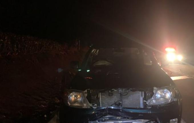 Colisão frontal entre Golf e Hilux deixa mulher ferida em SMOeste