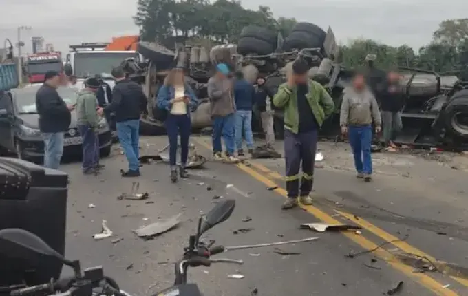 Acidente com 7 veículos deixa pessoa gravemente ferida em rodovia de SC