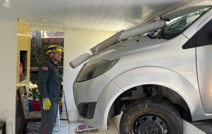 Carro invade residência e fica "entalado" em estrutura no Oeste