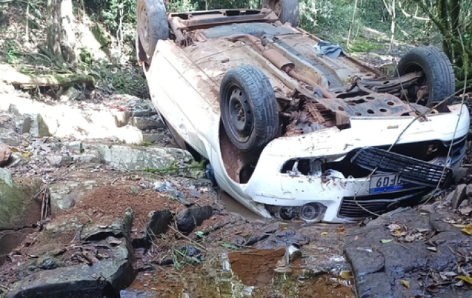 Condutor perde controle de veículo, sai da pista e cai de ponte no interior