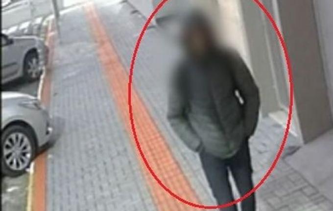 Homem é flagrado danificando câmeras de segurança no centro de SMO