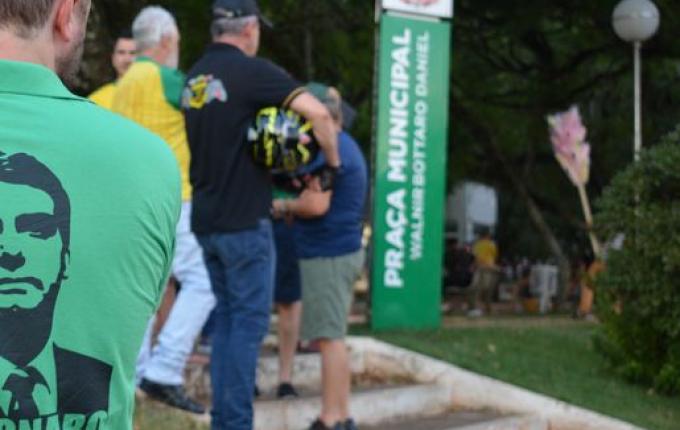 Mais de 100 veículos participam de carreata “Verde e Amarela” em SMOeste diz coordenação