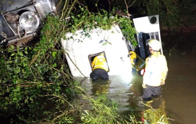 Motorista morre após caminhão descer ribanceira de 35 metros e cair em rio