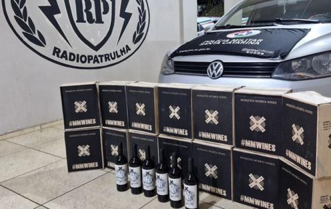 PM apreende carro com 90 garrafas de vinho contrabandeadas na BR-282, em Maravilha