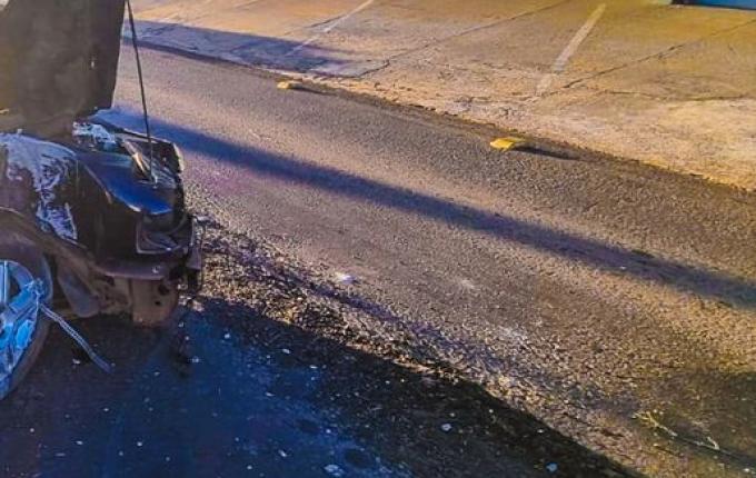 Condutor foge após colidir com o carro em poste na Willy Barth