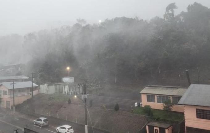 FOTOS: Temporal causa diversos danos em Itapiranga