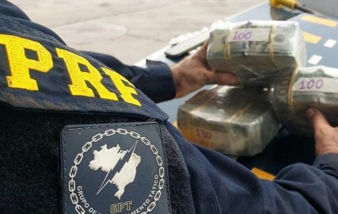 Polícia encontra fortuna escondida em fundo falso de carro em SC