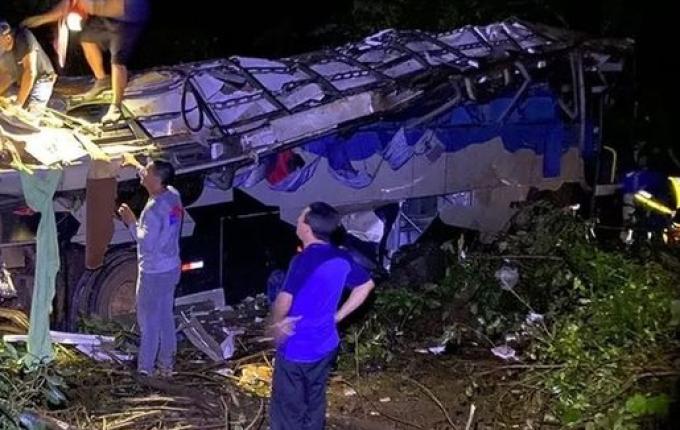 Ônibus cai em ribanceira, deixa 10 mortos e 21 feridos no Paraná