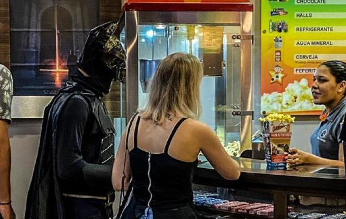 Jovem fantasiado de Batman assiste filme no Cine Peperi; fotos