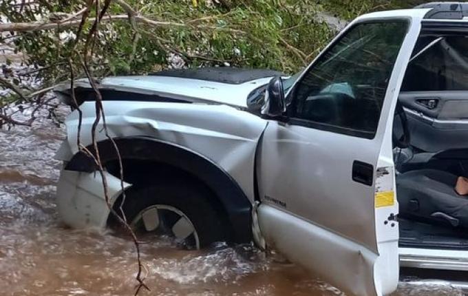 Veículo cai de ponte e deixa mãe e filha feridas