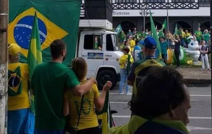 Cidades de SC registram manifestações contra e a favor de Bolsonaro no Dia do Trabalhador